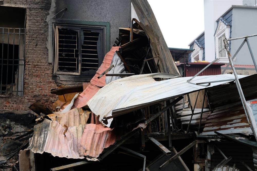 Hà Nội: Cháy cửa hàng săm lốp trong đêm lan rộng ra 10 nhà dân, các lực lượng xuyên đêm dập lửa-6