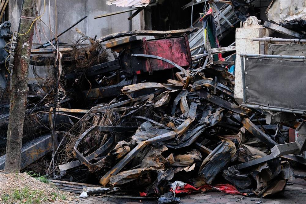 Hà Nội: Cháy cửa hàng săm lốp trong đêm lan rộng ra 10 nhà dân, các lực lượng xuyên đêm dập lửa-7