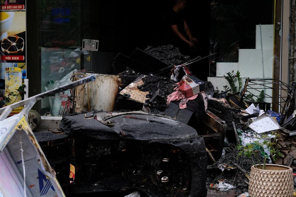 Hà Nội: Cháy cửa hàng săm lốp trong đêm lan rộng ra 10 nhà dân, các lực lượng xuyên đêm dập lửa-9