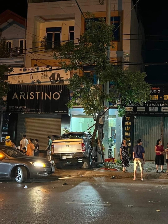 Khoảnh khắc kinh hoàng: Ô tô bán tải lao lên vỉa hè, húc đổ cây xanh, người đàn ông đi bộ né người thoát chết trong tích tắc-2