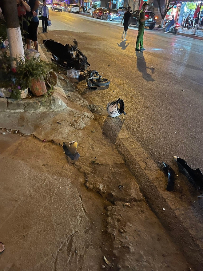 Khoảnh khắc kinh hoàng: Ô tô bán tải lao lên vỉa hè, húc đổ cây xanh, người đàn ông đi bộ né người thoát chết trong tích tắc-3