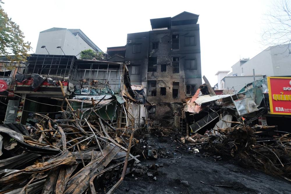 Hiện trường tan hoang sau vụ cháy 10 ngôi nhà ở Hà Nội: Người dân thất thần khi tài sản bỗng chốc thành đống tàn tro-1