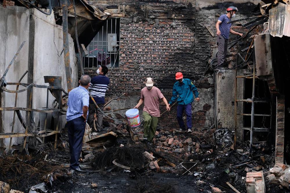 Hiện trường tan hoang sau vụ cháy 10 ngôi nhà ở Hà Nội: Người dân thất thần khi tài sản bỗng chốc thành đống tàn tro-2