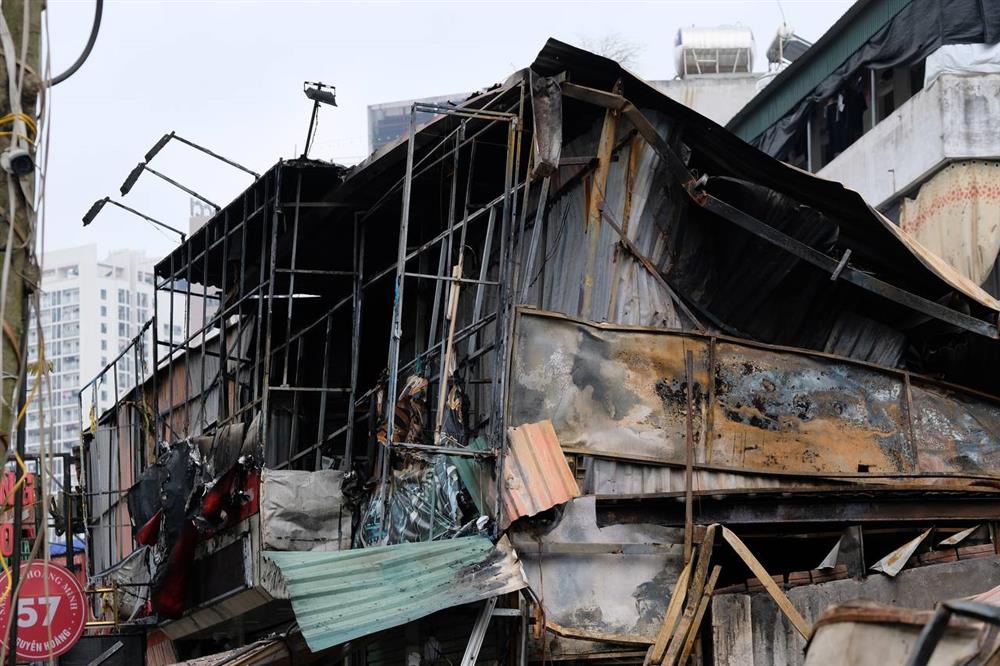 Hiện trường tan hoang sau vụ cháy 10 ngôi nhà ở Hà Nội: Người dân thất thần khi tài sản bỗng chốc thành đống tàn tro-3