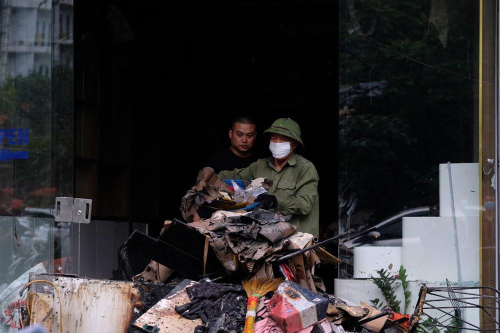 Hiện trường tan hoang sau vụ cháy 10 ngôi nhà ở Hà Nội: Người dân thất thần khi tài sản bỗng chốc thành đống tàn tro-10