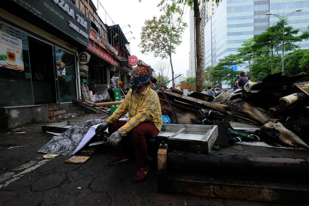 Hiện trường tan hoang sau vụ cháy 10 ngôi nhà ở Hà Nội: Người dân thất thần khi tài sản bỗng chốc thành đống tàn tro-11