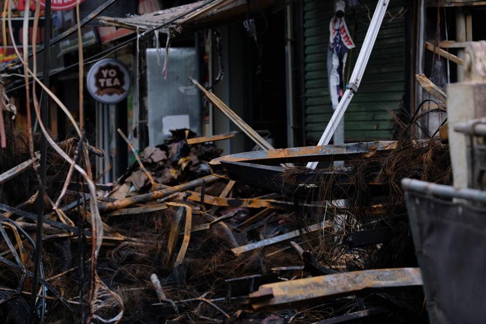 Hiện trường tan hoang sau vụ cháy 10 ngôi nhà ở Hà Nội: Người dân thất thần khi tài sản bỗng chốc thành đống tàn tro-4