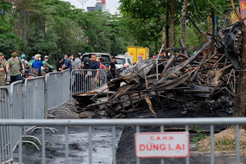 Hiện trường tan hoang sau vụ cháy 10 ngôi nhà ở Hà Nội: Người dân thất thần khi tài sản bỗng chốc thành đống tàn tro-5