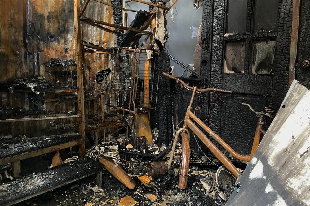 Hiện trường tan hoang sau vụ cháy 10 ngôi nhà ở Hà Nội: Người dân thất thần khi tài sản bỗng chốc thành đống tàn tro-6