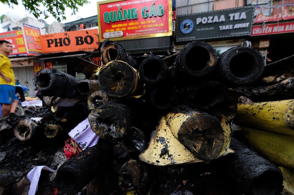 Hiện trường tan hoang sau vụ cháy 10 ngôi nhà ở Hà Nội: Người dân thất thần khi tài sản bỗng chốc thành đống tàn tro-7