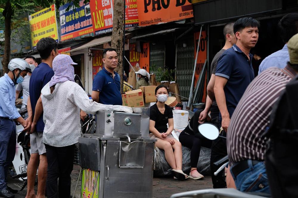 Hiện trường tan hoang sau vụ cháy 10 ngôi nhà ở Hà Nội: Người dân thất thần khi tài sản bỗng chốc thành đống tàn tro-8