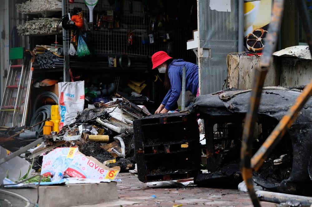 Hiện trường tan hoang sau vụ cháy 10 ngôi nhà ở Hà Nội: Người dân thất thần khi tài sản bỗng chốc thành đống tàn tro-9