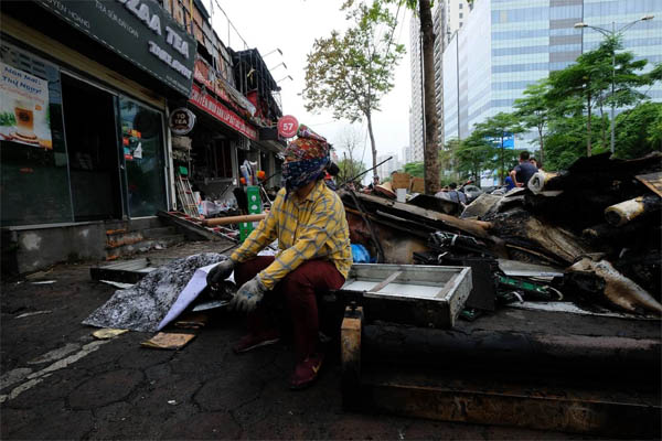 Hà Nội: Biển lửa bao trùm xưởng gỗ lúc rạng sáng, hơn 80 chiến sĩ căng thẳng chữa cháy-3