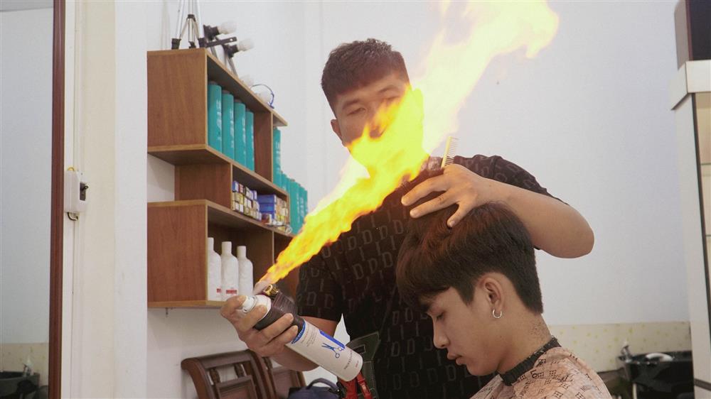 Dịch vụ lạ vừa xuất hiện ở TP.HCM: Hớt tóc bằng lửa, thử thách thực sự cho các bạn trẻ yêu thích cảm giác mạnh-1