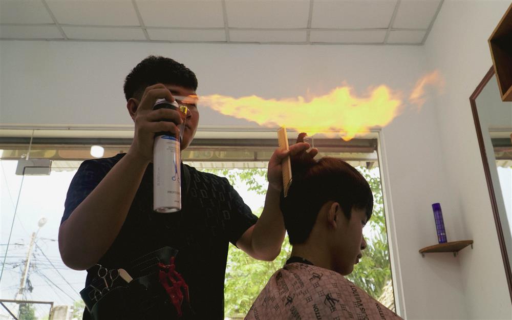 Dịch vụ lạ vừa xuất hiện ở TP.HCM: Hớt tóc bằng lửa, thử thách thực sự cho các bạn trẻ yêu thích cảm giác mạnh-2