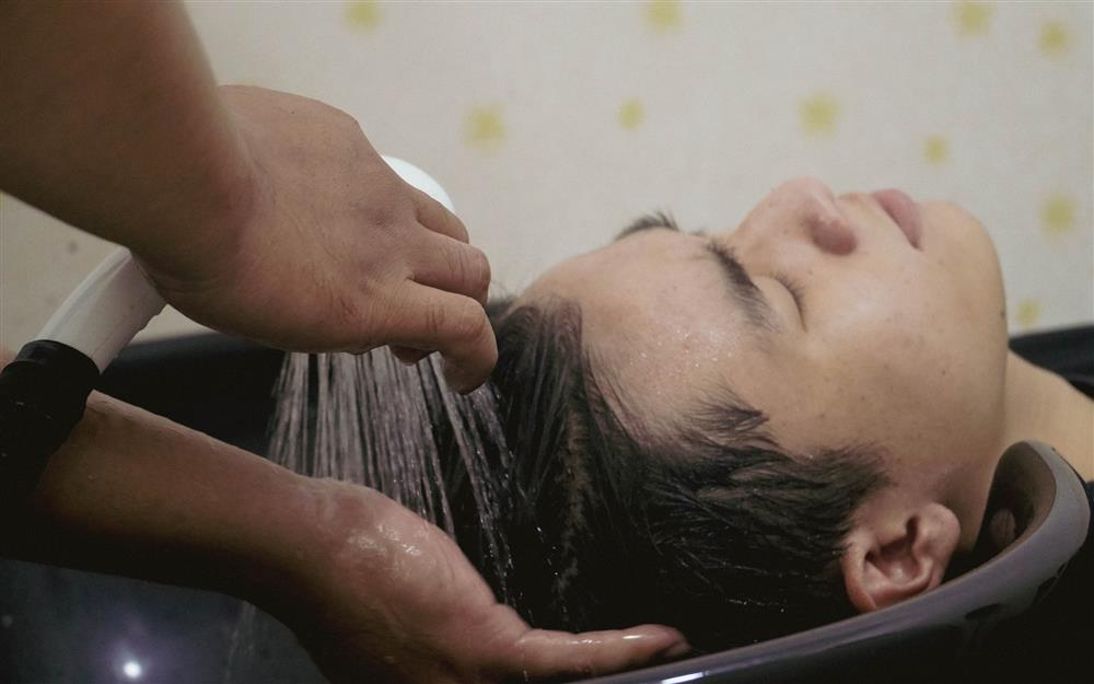 Dịch vụ lạ vừa xuất hiện ở TP.HCM: Hớt tóc bằng lửa, thử thách thực sự cho các bạn trẻ yêu thích cảm giác mạnh-4