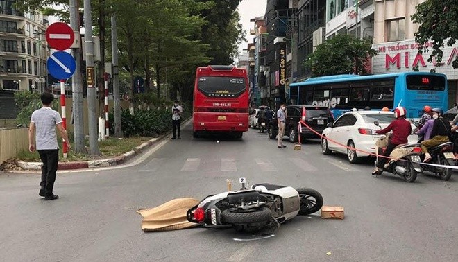 Hà Nội: Người phụ nữ đi SH tử vong thương tâm sau va chạm với xe khách, nghi do vật dụng rất quen thuộc với chị em-1