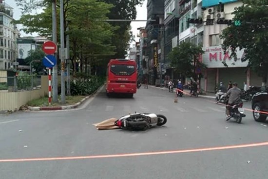 Hà Nội: Người phụ nữ đi SH tử vong thương tâm sau va chạm với xe khách, nghi do vật dụng rất quen thuộc với chị em