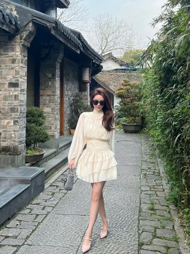 Street style Châu Á: Hội chị em diện áo phông đơn giản mà vẫn đẹp mê, nhìn mà muốn copy ngay-1