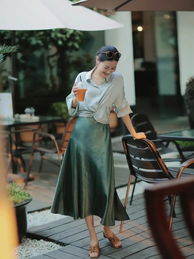 Street style Châu Á: Hội chị em diện áo phông đơn giản mà vẫn đẹp mê, nhìn mà muốn copy ngay-12