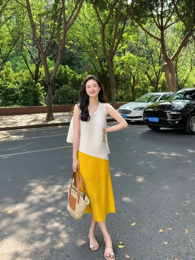 Street style Châu Á: Hội chị em diện áo phông đơn giản mà vẫn đẹp mê, nhìn mà muốn copy ngay-3