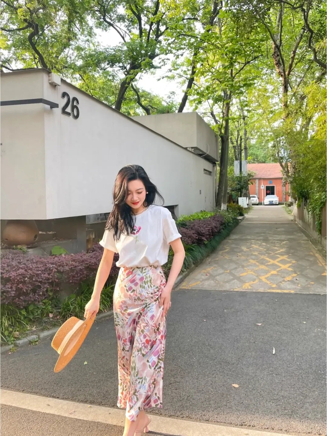 Street style Châu Á: Hội chị em diện áo phông đơn giản mà vẫn đẹp mê, nhìn mà muốn copy ngay-4