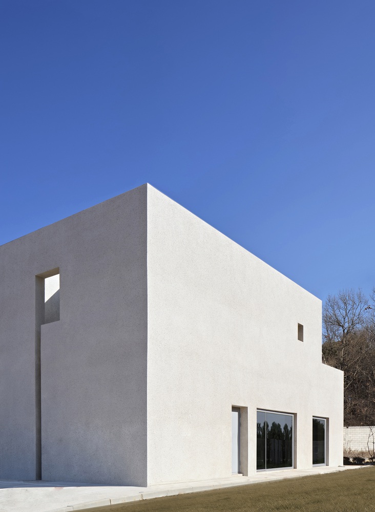 Ngôi nhà nhìn ngoài như lô cốt, bên trong mỗi bước một góc nhìn-1