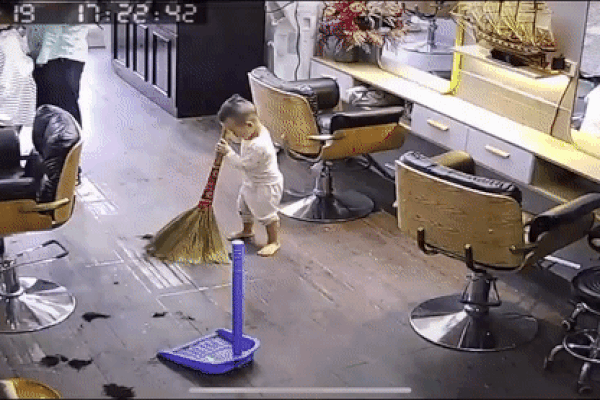 Bé trai 3 tuổi cầm chổi quét nhà đâu ra đấy, dân mạng không khỏi trầm trồ: 