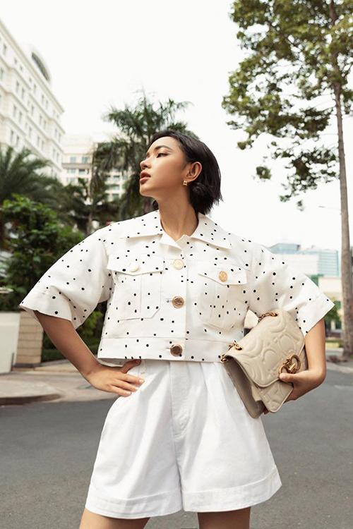 Học Minh Hằng, Lan Khuê mặc quần short vải ngắm mãi không chán-9