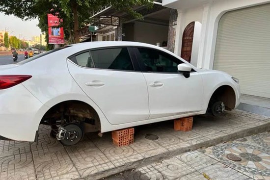 Đã bắt được đối tượng tháo trộm 4 bánh của chiếc xe Mazda 3 ở Đắk Lắk