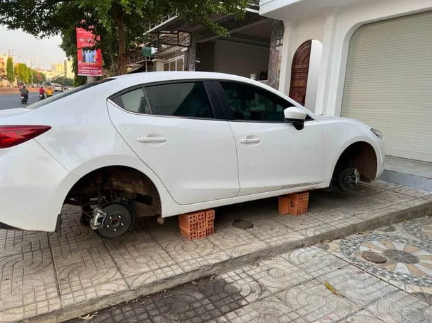Đã bắt được đối tượng tháo trộm 4 bánh của chiếc xe Mazda 3 ở Đắk Lắk-2