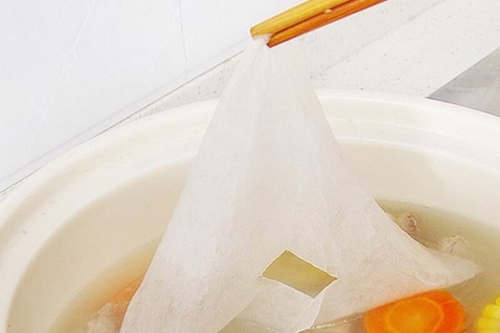 Giấy đa năng không dùng để lau, đem thả vào bát nước dùng sẽ thấy điều kỳ diệu