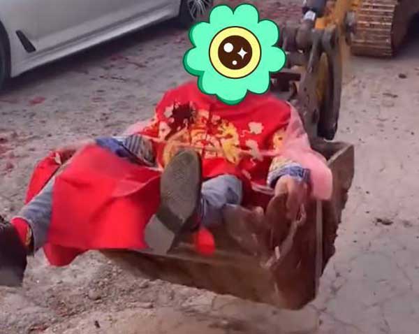 Chú rể bị trói vào máy xúc rồi tung lên suýt chạm vào dây điện trên cao, dân mạng chỉ trích: Đừng biến hôn lễ trở thành tang lễ!-2