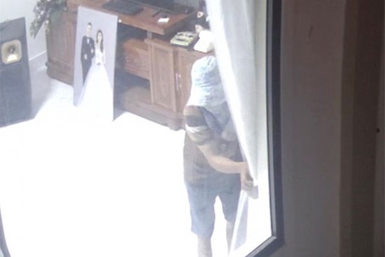 Vụ vợ chồng mới cưới bị trộm hết vàng và tiền mừng cưới: Kẻ gian đột nhập vào nhà bằng cách nào?