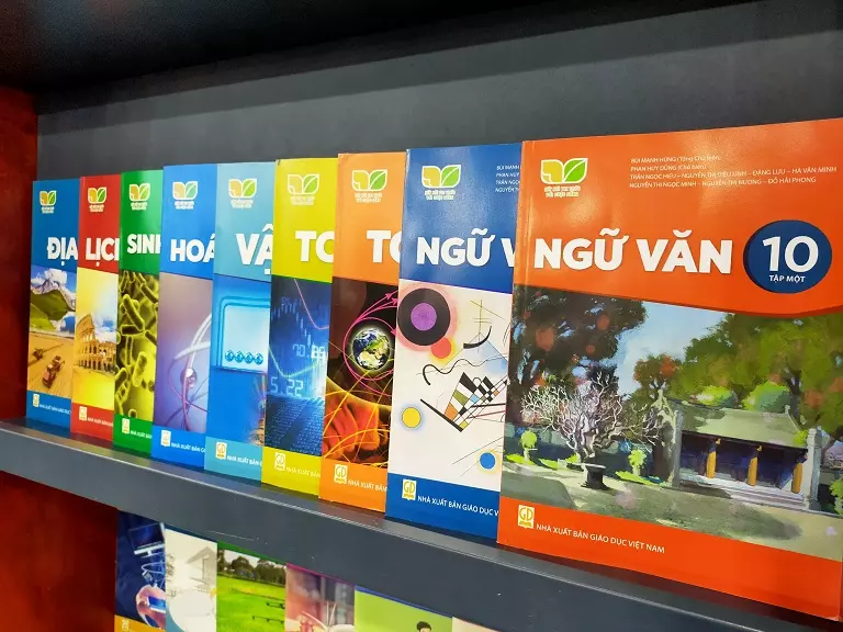 Giá sách giáo khoa mới lớp 3, 7, 10: Cao gấp 2 - 3 lần sách cũ-1