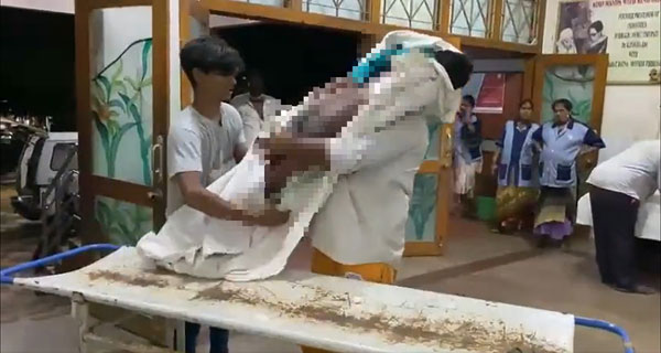 Nghẹn lòng cha cõng thi thể con trai từ bệnh viện xuyên 90km về quê, biết lý do ai cũng đau lòng và phẫn nộ vì quá tàn nhẫn-1