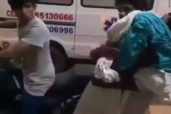 Nghẹn lòng cha cõng thi thể con trai từ bệnh viện xuyên 90km về quê, biết lý do ai cũng đau lòng và phẫn nộ vì quá tàn nhẫn-2