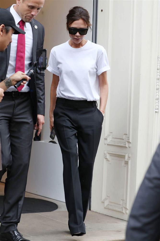 Victoria Beckham sẽ cho bạn biết thế nào là diện áo thun trắng đơn giản, nhưng vẫn siêu đẳng cấp-1