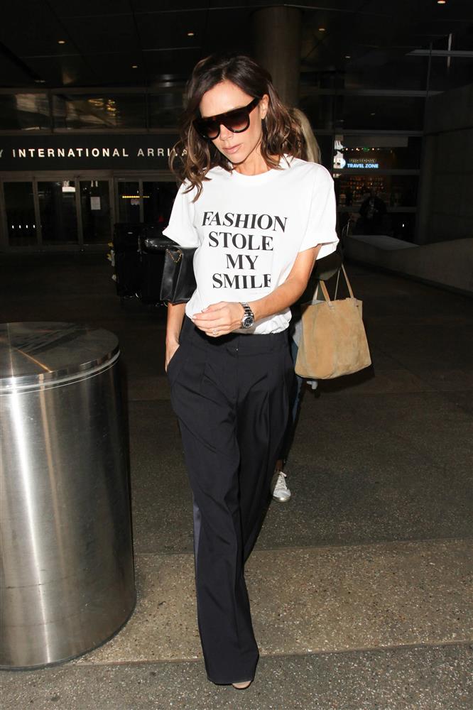 Victoria Beckham sẽ cho bạn biết thế nào là diện áo thun trắng đơn giản, nhưng vẫn siêu đẳng cấp-3