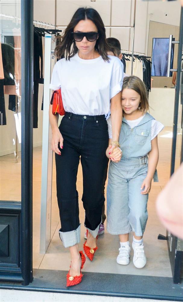 Victoria Beckham sẽ cho bạn biết thế nào là diện áo thun trắng đơn giản, nhưng vẫn siêu đẳng cấp-4