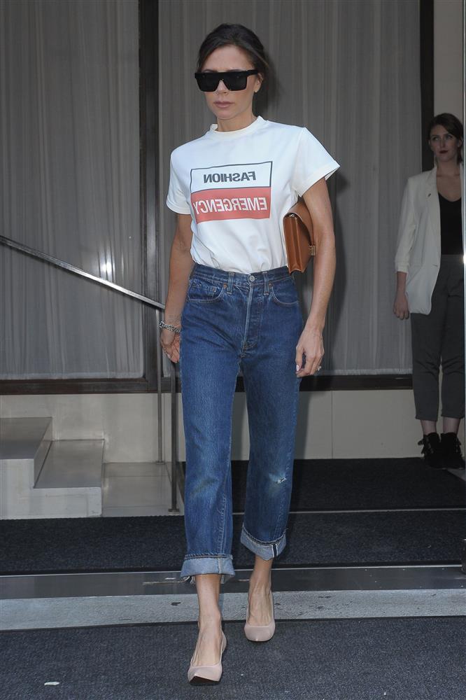 Victoria Beckham sẽ cho bạn biết thế nào là diện áo thun trắng đơn giản, nhưng vẫn siêu đẳng cấp-5