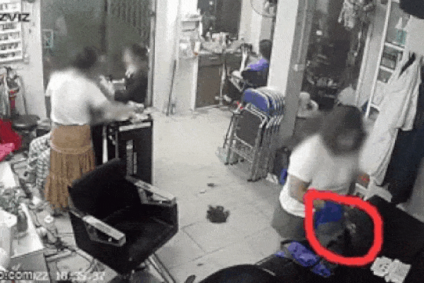 Nữ khách hàng lén lút trộm tiền ở tiệm làm tóc, camera 'bóc' hành vi đáng xấu hổ