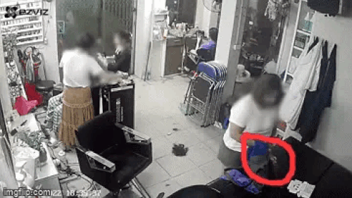 Nữ khách hàng lén lút trộm tiền ở tiệm làm tóc, camera bóc hành vi đáng xấu hổ-1