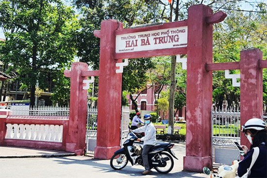 Cuối năm học, học sinh vẫn ngập trong các khoản thu từ 