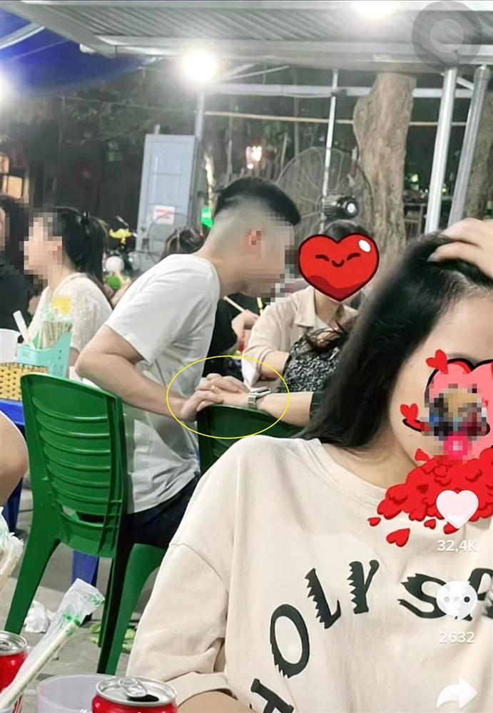 Lan truyền clip chồng lén lút nắm tay bồ ngay sau lưng vợ tại bàn ăn, xung quanh có nhiều bạn bè-1