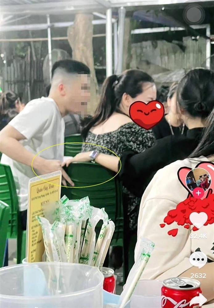 Lan truyền clip chồng lén lút nắm tay bồ ngay sau lưng vợ tại bàn ăn, xung quanh có nhiều bạn bè-2