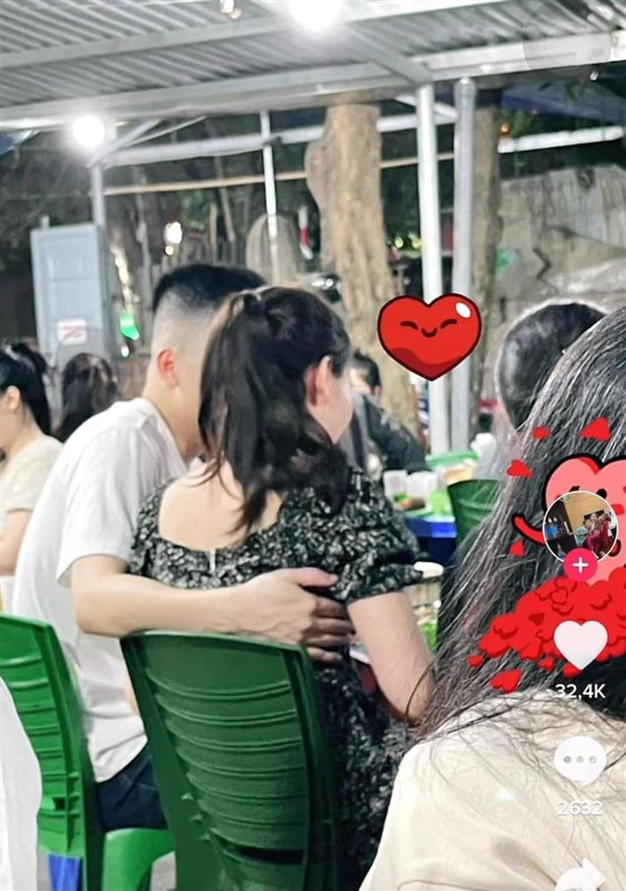 Lan truyền clip chồng lén lút nắm tay bồ ngay sau lưng vợ tại bàn ăn, xung quanh có nhiều bạn bè-3