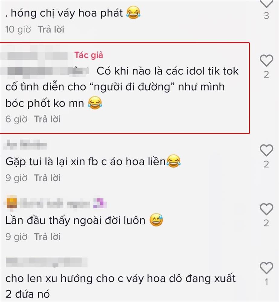 Lan truyền clip chồng lén lút nắm tay bồ ngay sau lưng vợ tại bàn ăn, xung quanh có nhiều bạn bè-7