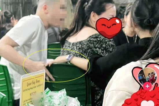 Lan truyền clip 'chồng lén lút nắm tay bồ ngay sau lưng vợ tại bàn ăn', xung quanh có nhiều bạn bè