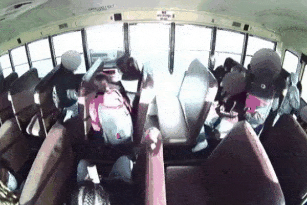 Clip: Ô tô tông trực diện xe buýt, 23 học sinh 